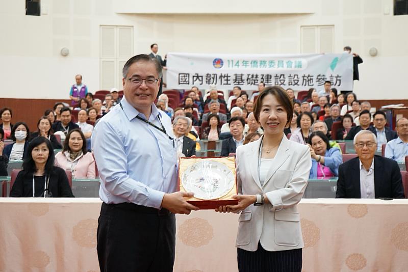 李姸慧與胡萬鵬互贈紀念品