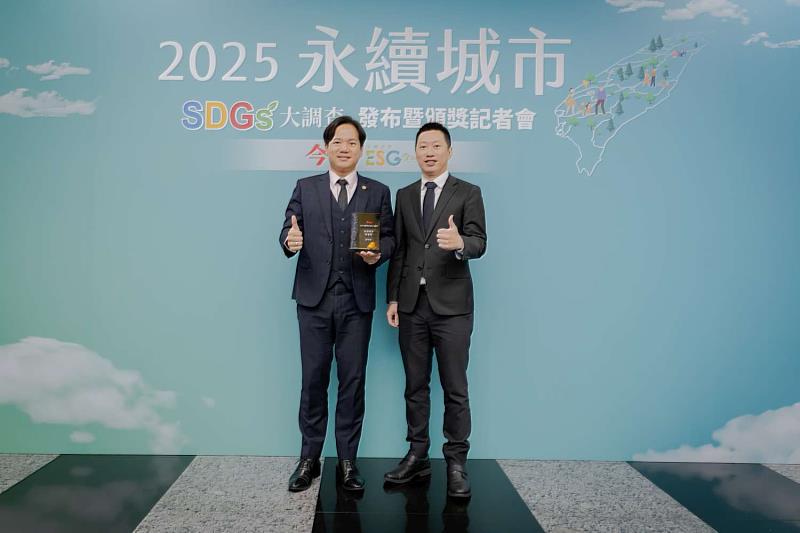 邱代理市長與行政處長許智堡代表竹市府獲獎合照。