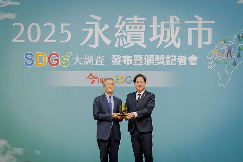 《今周刊》發行人梁永煌親自頒獎予邱代理市長。