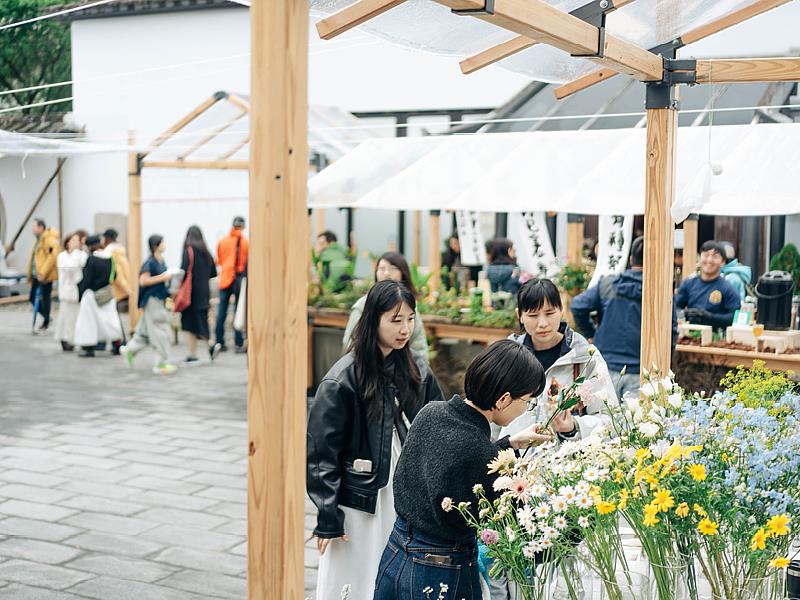 在新北市美術館戶外空間展開的「尋光市集」,以「探索自我心靈」、「探索 氣味與自然氣息」、「探索生活靈感」、「探索味蕾」為四大主軸。(新北市美術館提供)