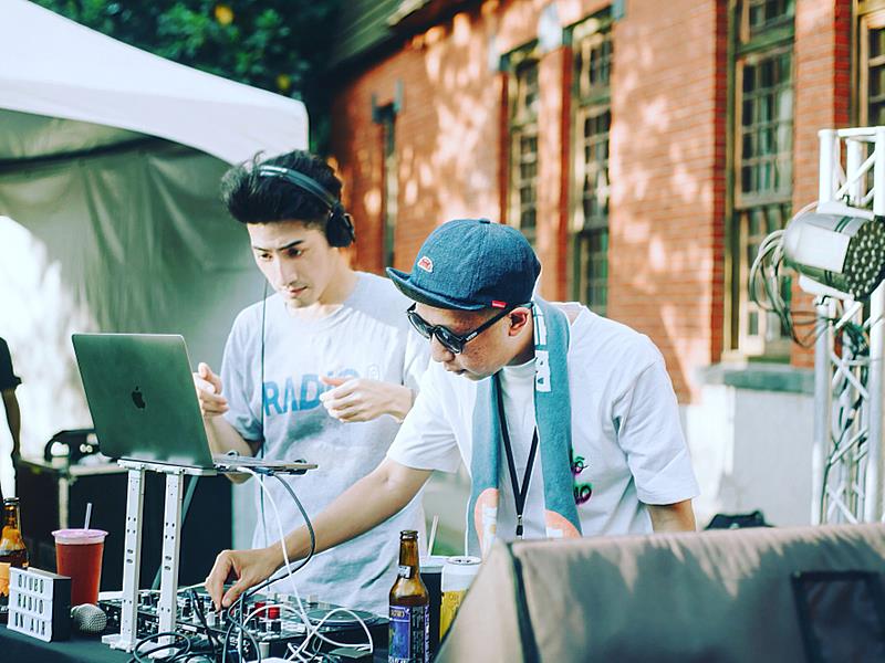 星動舞台以「聲音與身體」為表演主軸,邀請秋波電台帶來多元音樂演出。(新北市美術館提供)