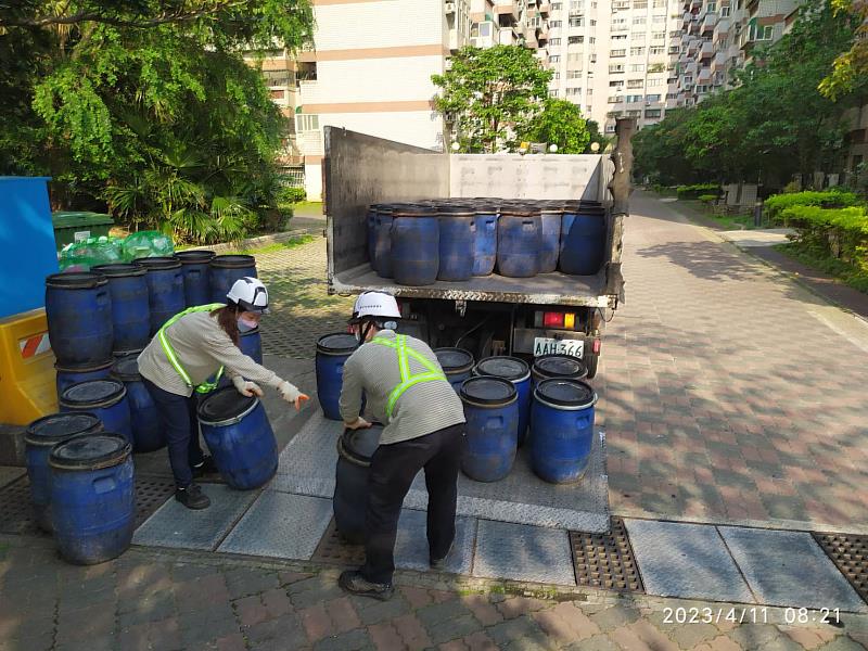 清潔隊員協助廚餘清運