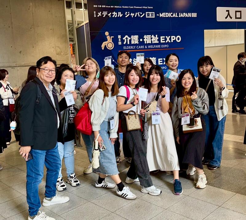 中臺科大學生們從日本醫療展收集許多與智慧醫療相關資訊