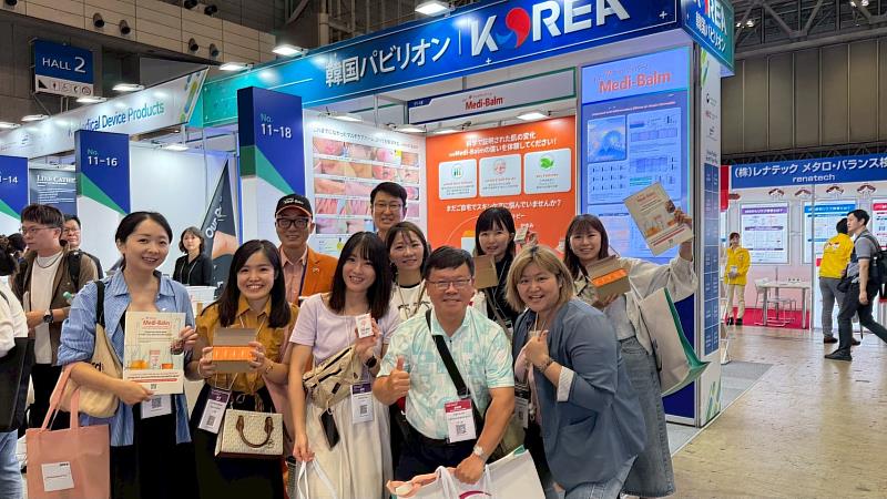 中臺科大林川雄副主任、醫管系研究生與日本醫療科學大學天野教授等人合照