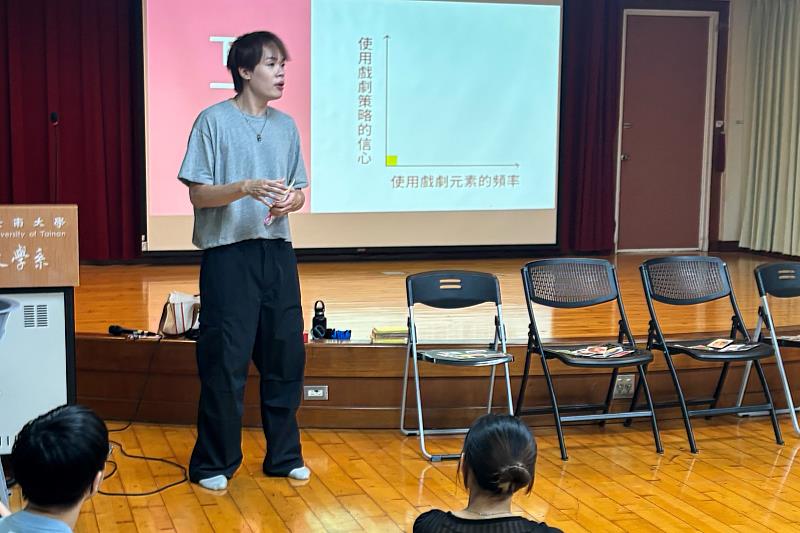 南大附小許志達老師示範角色扮演、情境模擬與即興表演手法，說明戲劇融入英語教學的實務應用。