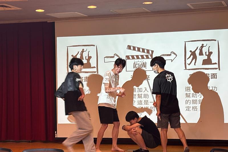 南大英語系講座現場熱鬧活潑，各小組以戲劇形式演示英語情境，展現創意與團隊默契。
