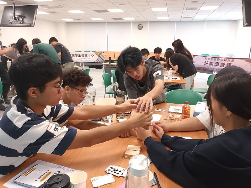 學生參加高塔挑戰活動