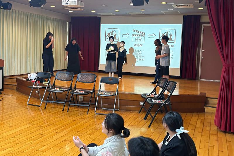 學生在南大英語系講座中以幽默風趣的互動表演呈現劇本內容，笑聲與掌聲不斷。