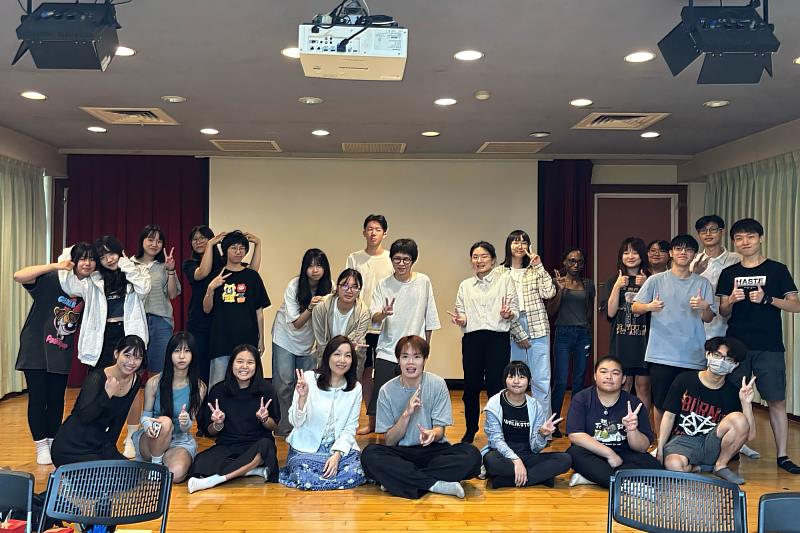 講座結束後,講者與南大英語系師生合影留念,共同記錄語言與表演交融的學習時刻。
