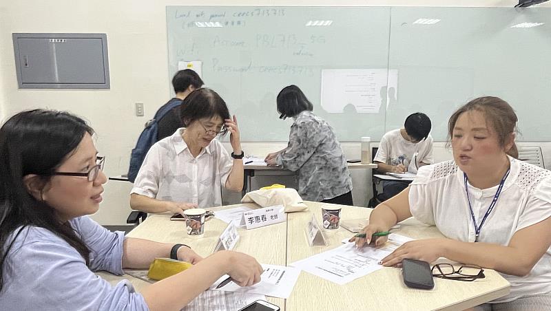 參與教學發展顧問培訓的教師針對教學案例，小組討論回饋練習。