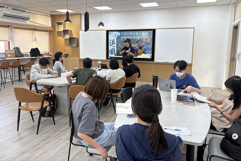 逆風劇團成瑋盛團長以「逆境青春的影響力之路」為題分享，帶領南大學生理解戲劇如何成為社會介入與改變的媒介。