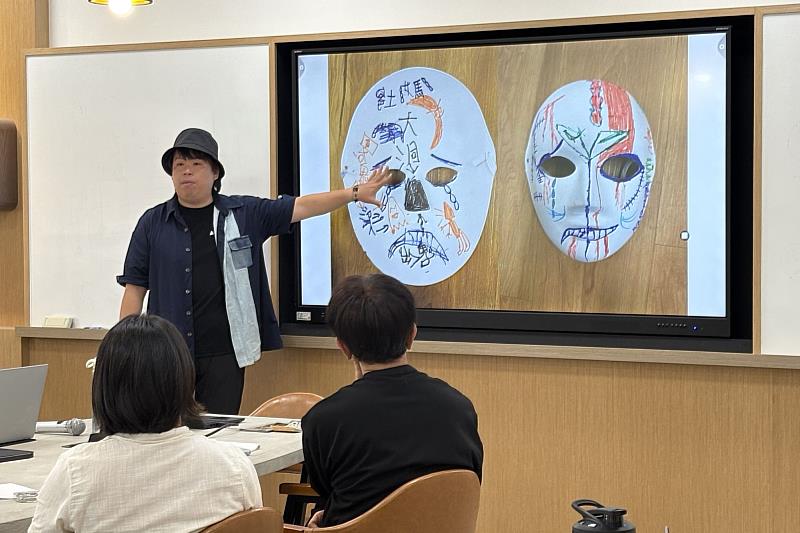 南大師生專注聆聽成瑋盛團長的分享，從戲劇實務理解藝術如何成為教育與社會改變的媒介。