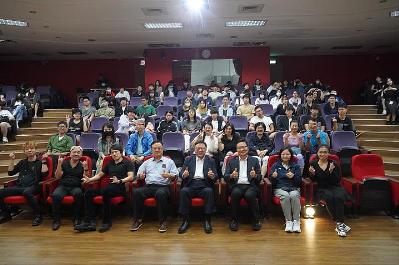 中華大學「音愛生命－玫瑰墓生命教育音樂演講」圓滿落幕，校內外貴賓與全體師生齊聚一堂，以音樂共鳴生命價值，留下感動合影。