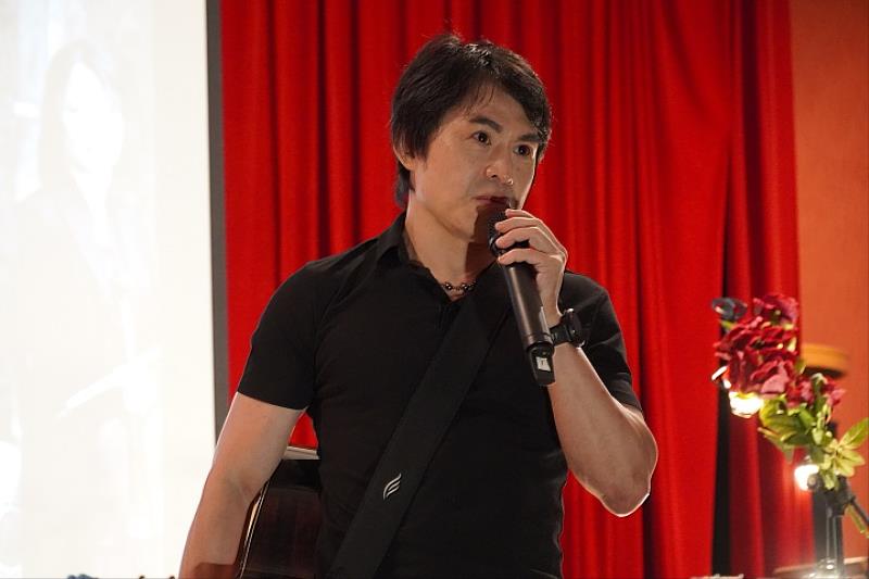 玫瑰墓樂團主唱、急診醫師蘇世揚以真實故事與搖滾音樂，帶領學生走進生命教育的深層對話，現場感動無數師生。