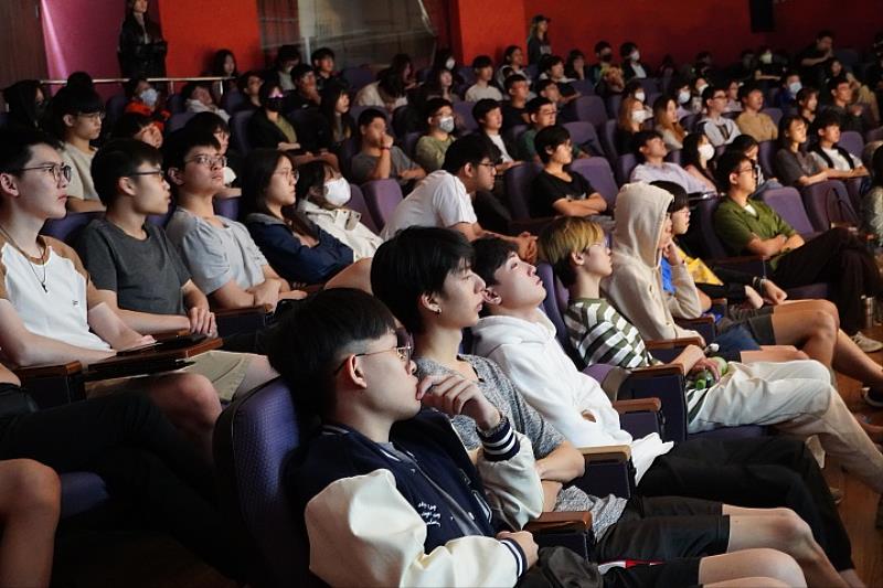 學生專注聆聽音樂與故事，在旋律與影像中反思生命意義，許多同學表示深受啟發。