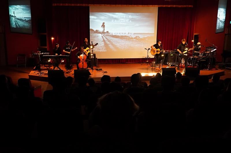 玫瑰墓樂團除了蘇世揚，還有鼓手兼主唱趙家麟、貝斯手黃曉培、吉他手陳竑道、小提琴與鋼琴手陳沛彣、大提琴手莊佳音、鐘琴與鋼琴手葉維茵等團員，並以創新形式推動生命教育，榮獲113年度教育部「社會教育貢獻獎」。