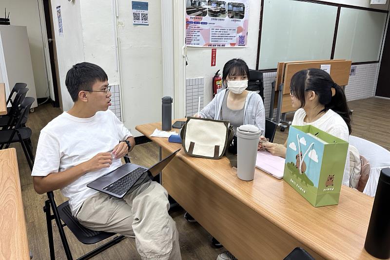 南大學生團隊與育成中心聘任業師進行遊戲開發與企劃討論,強化作品商業化與教育應用的實務經驗。