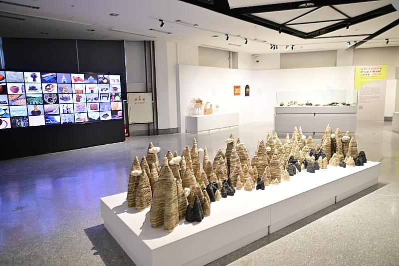 《AI！工藝臺灣・世代智慧》展於臺北當代工藝設計分館盛大揭幕，帶領觀眾走入臺灣工藝世代推進的脈動。