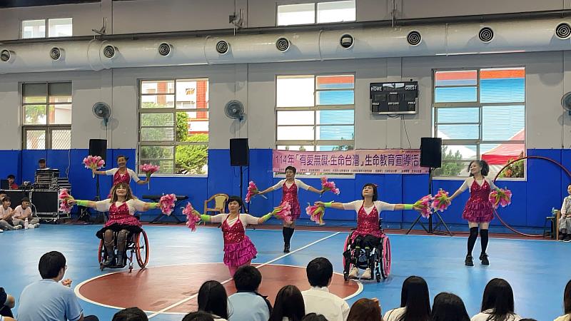 混障綜藝團蒞臨花蓮縣四維高中　以生命演繹勇氣與感動