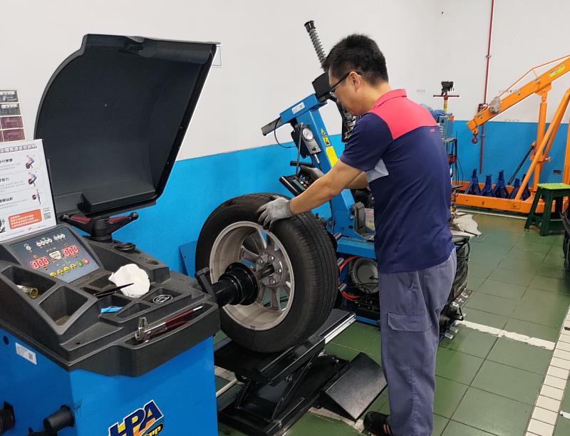 透過職務再設計導入氣動輪胎輔助舉昇器成功減輕詹大哥的工作負擔