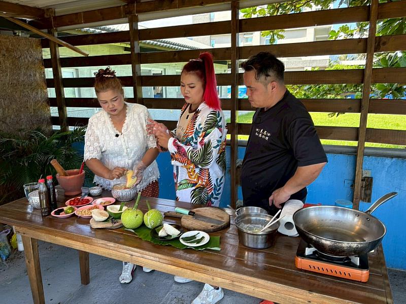 圖1-《ila跟土地學做飯》從阿美族的facidol(麵包果)湯到泰國的糖漬甜點，讓兩段記憶在鍋中交會