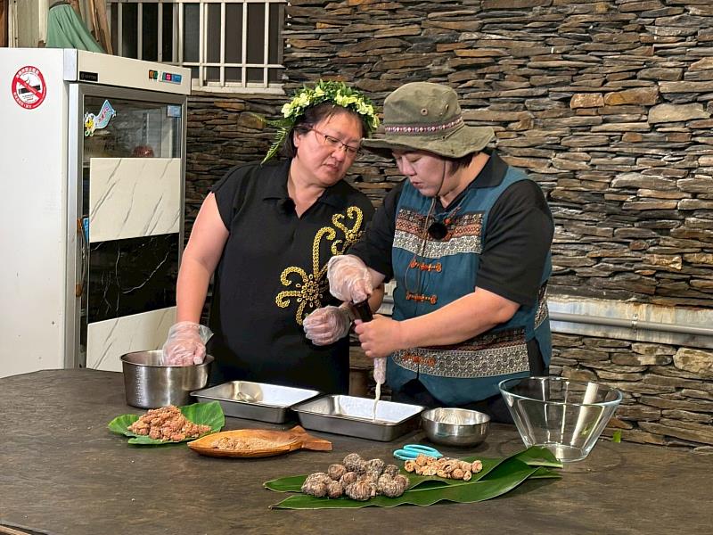 圖3-《ila跟土地學做飯》從魯凱族的tai(芋頭)料理到馬來西亞的家常點心，讓一顆芋頭成為家的共鳴