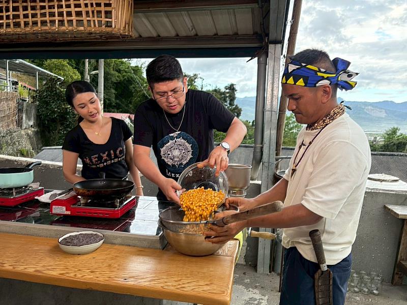 圖2-《ila跟土地學做飯》從布農族的acipul(玉米)與墨西哥的靈魂食物相遇，運用一根玉米劃破語言的界線