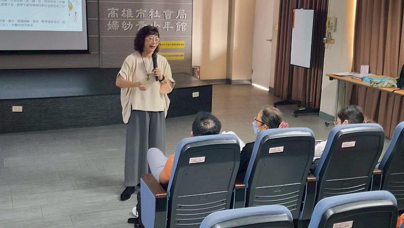 鄭寶惠臨床心理師與學員討論教育現場常見的障別類型