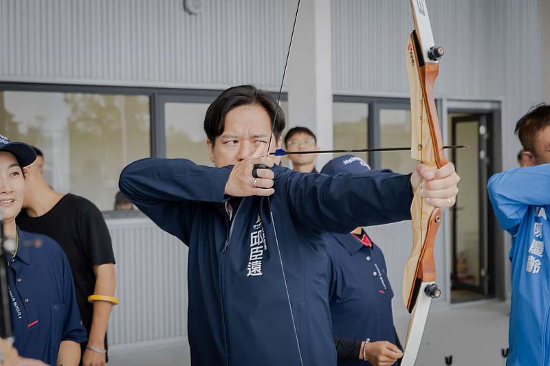 代理市長邱臣遠持弓射箭，象徵富禮國中邁向重要教育里程碑。