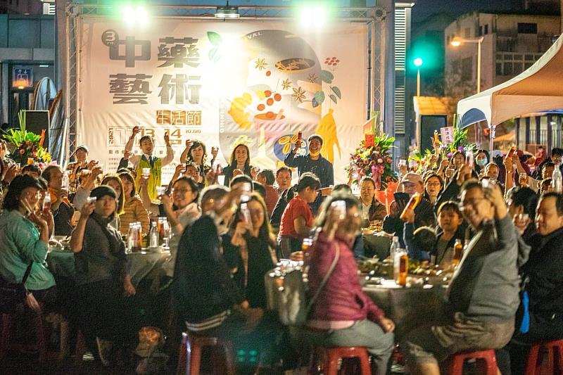 照片為第四屆臺南中藥藝術生活節大合照，今(2025)年臺南藥膳辦桌也即將舉行，部分場次還有少量名額，歡迎民眾透過「搭高鐵●玩城鄉」官網購買享優惠。