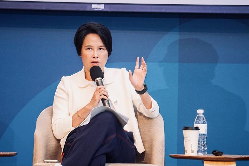 台灣大哥大企業服務商務長朱曉幸受邀參與論壇「資料中心在效率提升與推動轉型中扮演之角色」圓桌會議，分享台灣大哥大透過AI綠電匹配、AI智慧儲能技術，提升再生能源使用率以降低碳排。