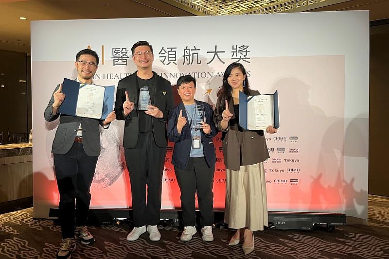本一科技協力奇美醫院「A+臨床智慧導航員」最新榮獲《風傳媒》「2025 AI醫療領航大獎」，從左至右依序為技術長廖家德、策略長唐源駿、執行長邱瓊玉、營運長范硯平。（資料來源：本一科技）