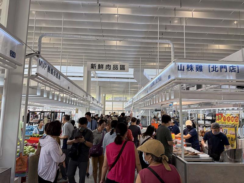 北門市場開幕人潮踴躍，攤位整齊明亮，展現傳統市場轉型後的全新面貌。