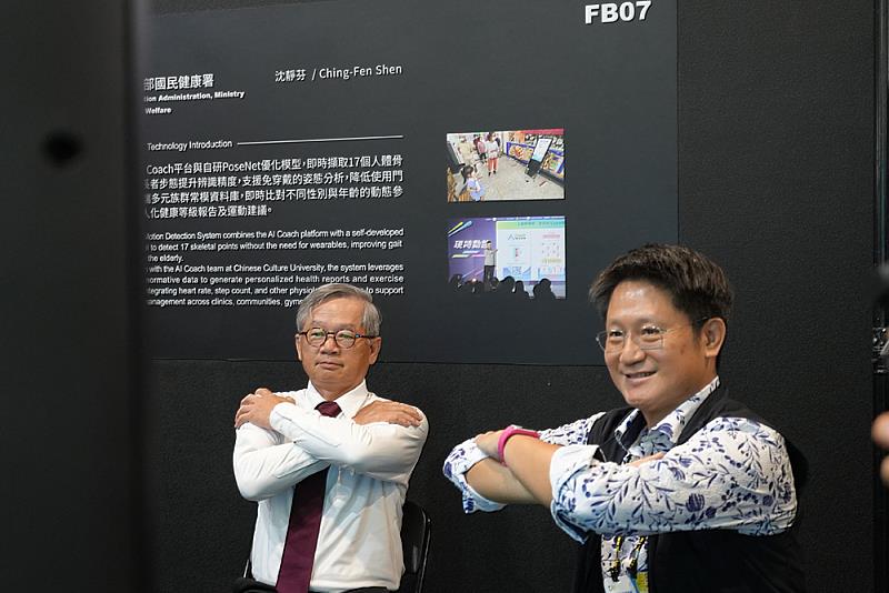 國科會主委吳誠文親自體驗AI Coach操作，文化大學戴旭志主任親自解說。