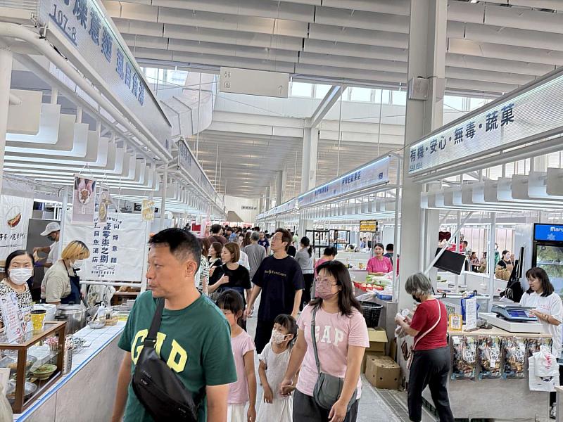 蔬果與熟食區商品豐富，強調有機、安全與在地食材，讓市民買得安心、吃得健康。