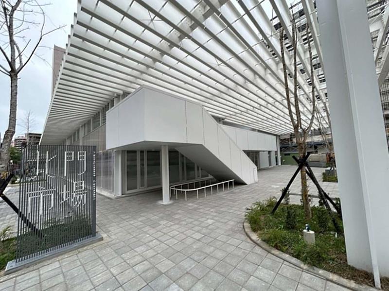 北門市場新建建築以現代簡約白色格柵設計，結合遮陽與通風機能，營造明亮舒適的公共環境。