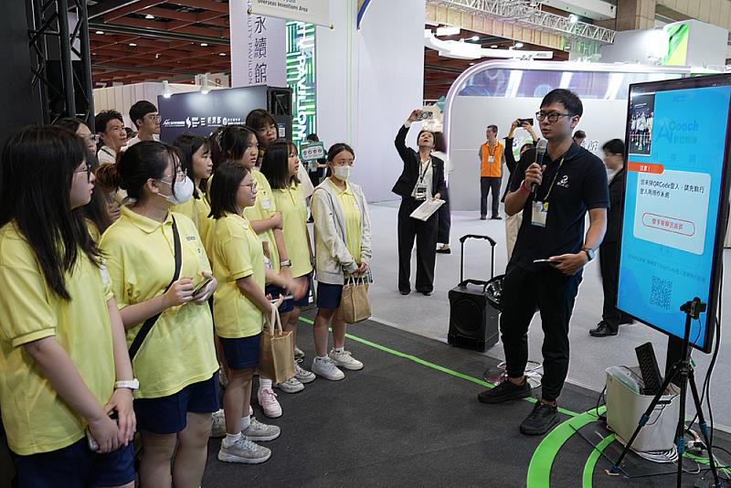 文化大學研發「AI Coach平台」融合AI演算法與運動適能設計，提供個人化健康建議，吸引眾多高中生體驗創新應用。