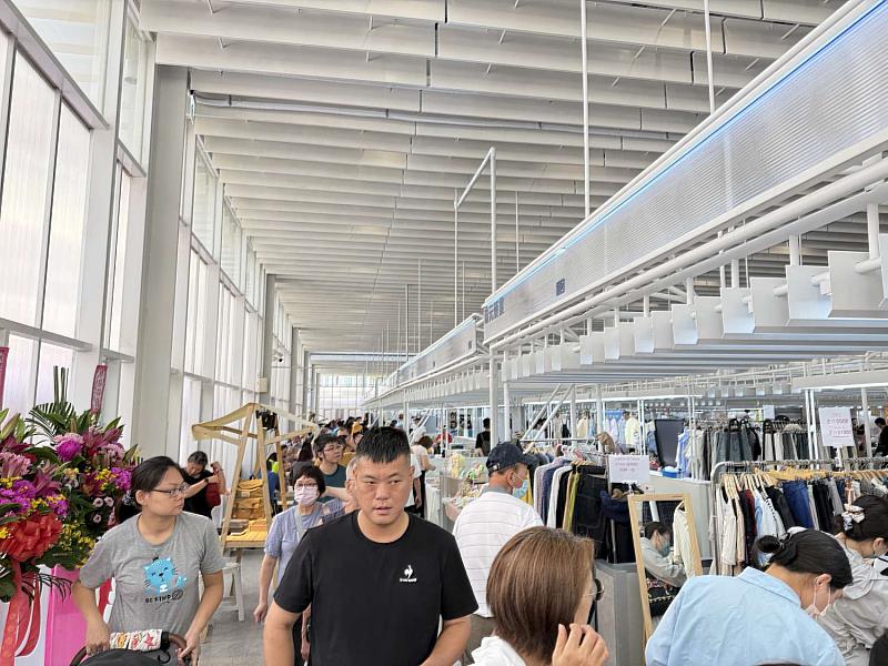 市場內除生鮮攤位外，也結合文創與服飾攤商，打造多元購物體驗，吸引年輕客群。