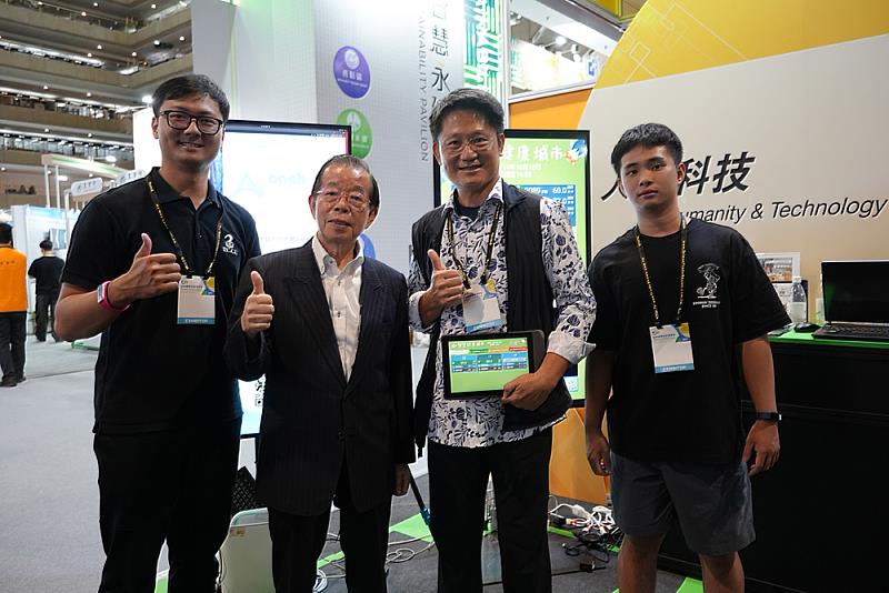 由運健系戴旭志主任(右二)領軍，謝騏竹等師生組成「AI Coach技術支援團隊」，現場進行導覽與體驗指導，獲謝長廷(左二)資政肯定。