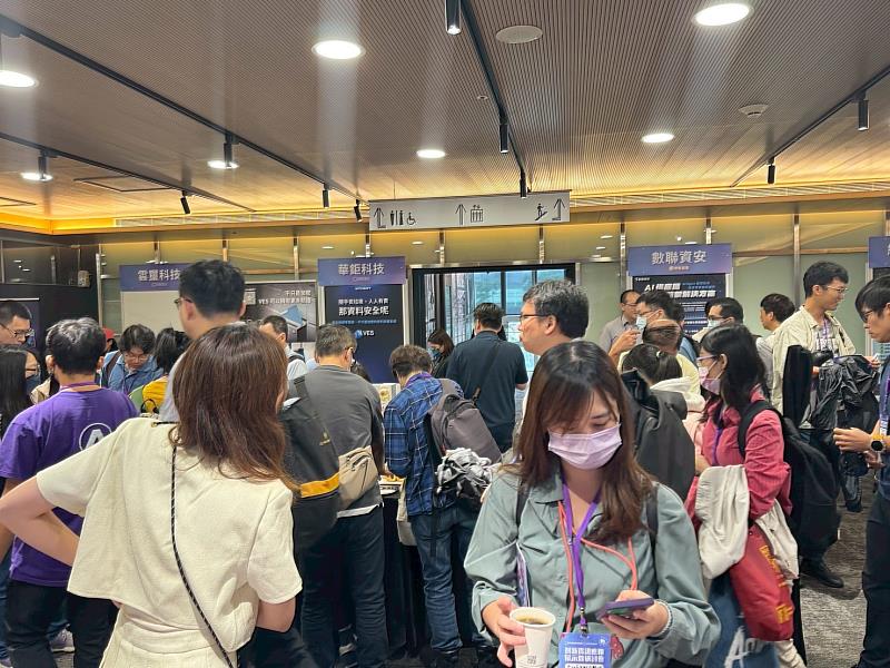 2025創新資訊應用展示暨研討會-現場交流狀況