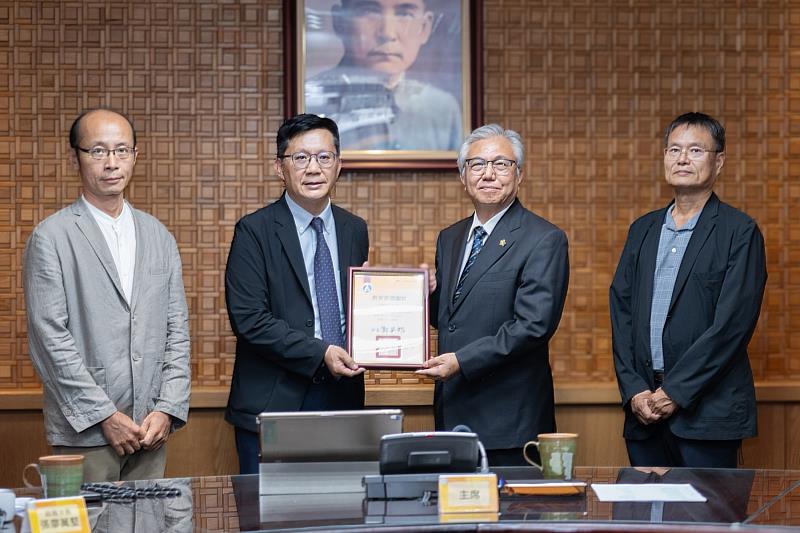 成功大學李俊璋副校長(右 2)代表成大接受教育部感謝狀