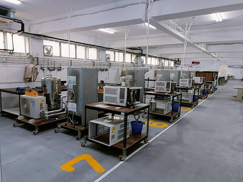 圖說：冷源系電器修護乙、丙級三站檢定場暨教學實作場域。（圖/中信科大提供）