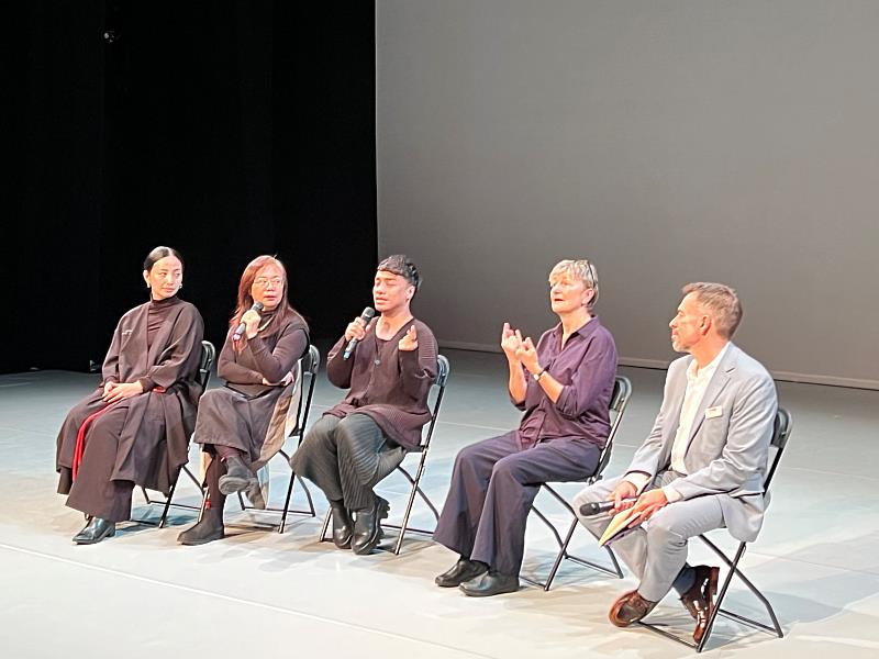 演後座談由The Place總監Eddie Nixon(右1)主持、依序為手語翻譯、編舞家巴魯‧馬迪霖、巡迴製作人葉紀紋及藝術總監路之‧瑪迪霖(駐英文化組提供)