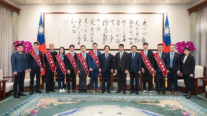 總統接見十大傑出青年,城市科大餐飲事業系蔡明哲老師(左六 )獲殊榮(總統府提供)