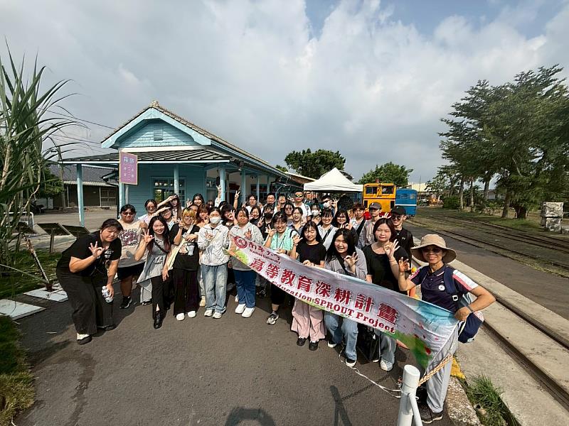 南華大學文創系率學生至蒜頭糖廠參訪,於園區合影。