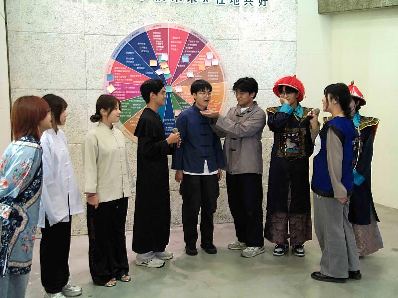 歷史學系學生帶來戲劇表演《孫開華的牙齒被馬偕拔了》。（圖／淡江大學提供）