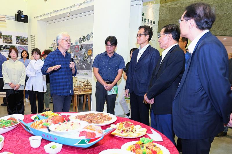 建築學系教授黃瑞茂導覽展區。(圖/淡江大學提供)