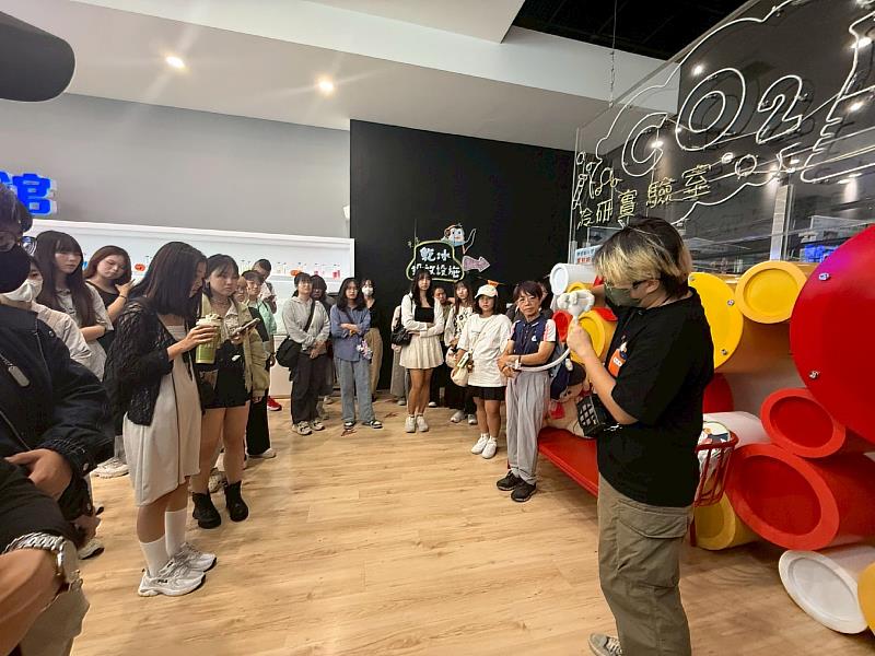 南華大學文創系率學生至馬稠後工業區冷研碳索館參訪，聆聽導覽介紹。