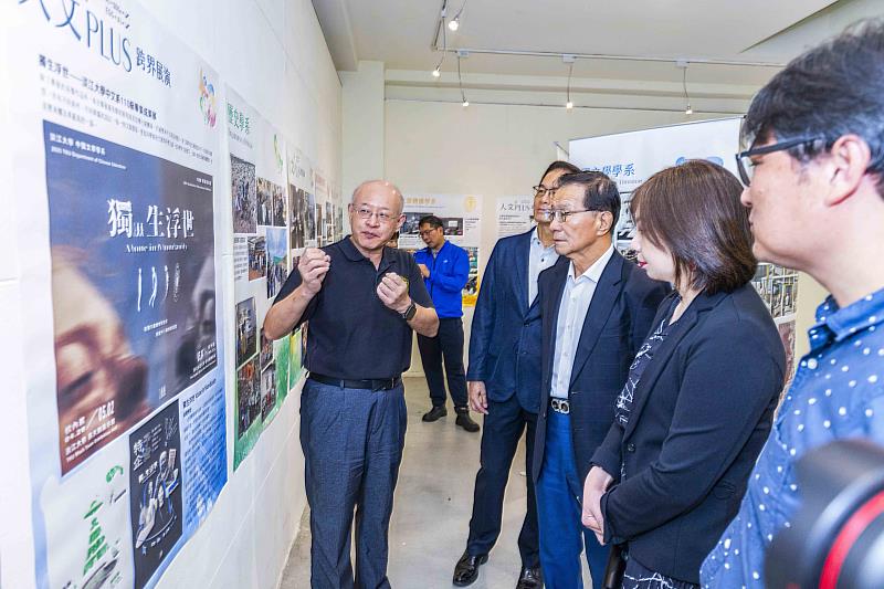 中國文學學系殷善培主任（左）進行導覽解說。（圖／淡江大學提供）