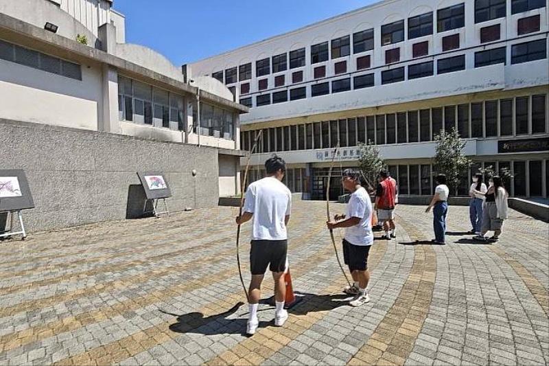 學生體驗原住民傳統射箭技術,感受部落狩獵文化與祖先智慧的傳承。